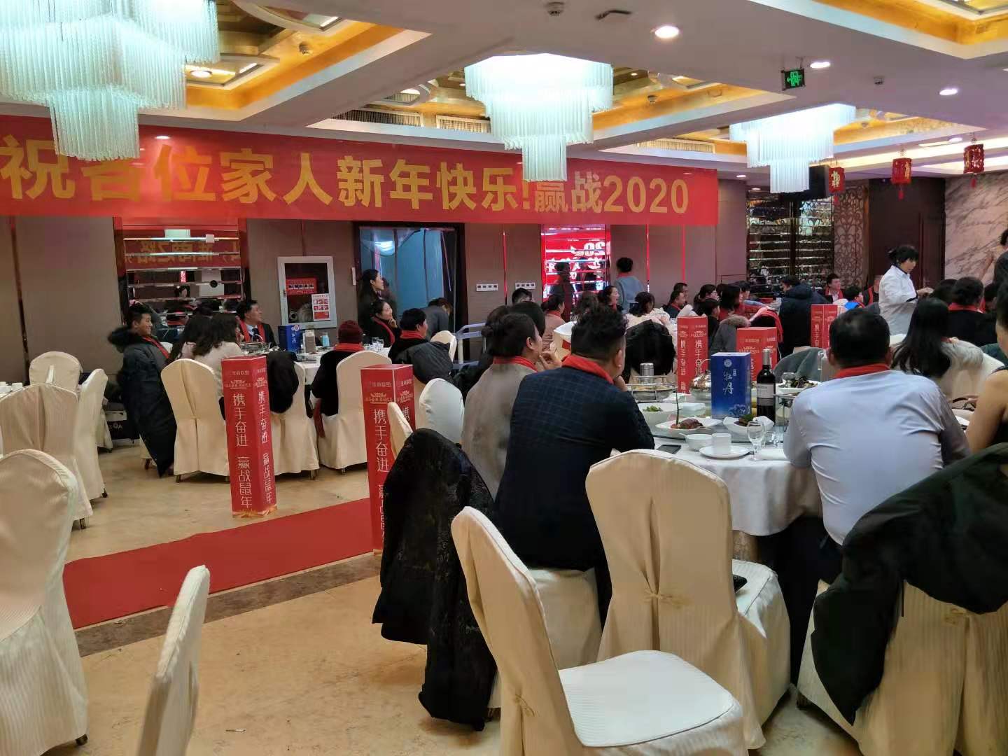 鍍鋅帶鋼鍍鋅帶鋼-鍍鋅鋼帶-價(jià)格合理，江蘇省蘇州廠家直銷(xiāo)，鍍鋅帶鋼是各類(lèi)軋鋼企業(yè)為了適應(yīng)不同工業(yè)部門(mén)工業(yè)化生產(chǎn)各類(lèi)金屬或機(jī)械產(chǎn)品的需要而生產(chǎn)的一種窄而長(zhǎng)的鋼板。帶鋼又稱(chēng)鋼帶，是寬度在1300mm以?xún)?nèi)，長(zhǎng)度根據(jù)每卷的大小略有不同。